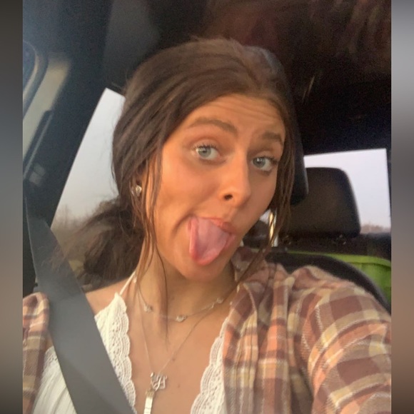 Meet your Posher, Katelyn - Picture 1 of 5